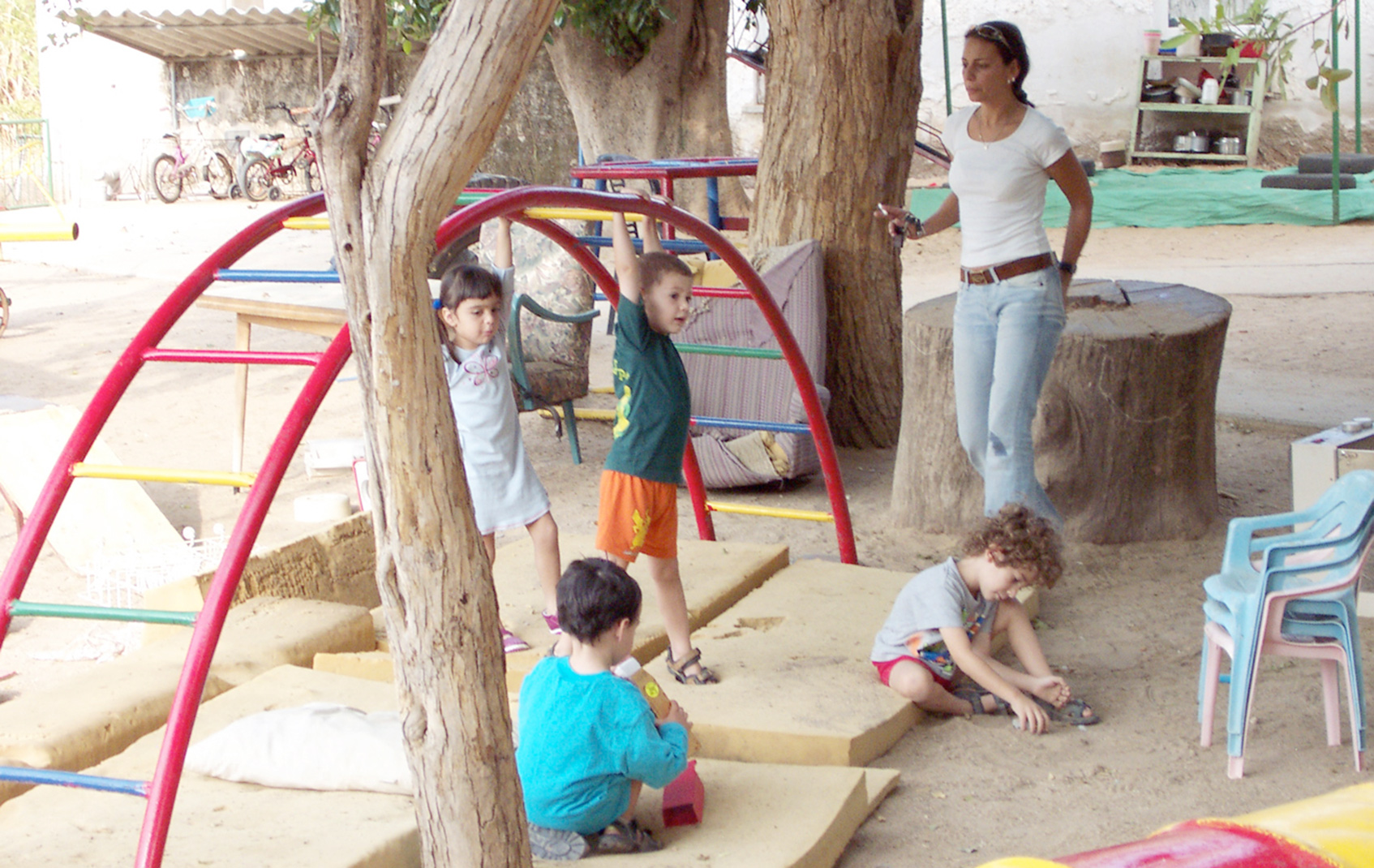 Kinderbetreuung:
Auch heute noch leben zahlreiche Familien in der Siedlungsform, die so typisch für die Gründerzeit des jüdischen Staates ist, dem Kibbuz. Etwa 270 dieser landwirtschaftlichen Kollektivsiedlungen gibt es in Israel, wie hier der Kibbuz Nof Ginosar am See Genezareth.