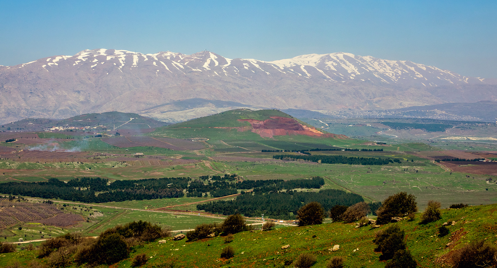 Der Berg Hermon ist die höchste Erhebung in Israel.
					Eine sichere Versorgung Israels mit Trinkwasser ist, wie bereits erwähnt, zu einem großen Teil abhängig von der Herrschaft über den Golan. Aber auch aus militärstrategischer Sicht ist der Golan unverzichtbar: Viele Israelis sind der Ansicht, dass ein israelischer Golan den Frieden sichert und berufen sich auf die über 40 Jahre, in denen der Golan von Israel besetzt wird. Seit dem Sechstagekrieg 1967 ist die Grenze mit Syrien die ruhigste Grenze Israels.