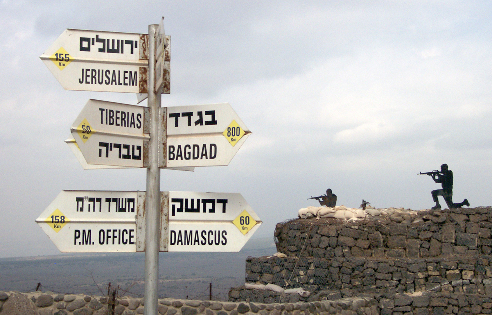 Auf dem Berg Bental kann man durch Besichtigung von Wehranlagen, die Darstellung stilisierter Soldaten und die Aussicht nach Syrien die strategische Bedeutung der Golanhöhen besonders gut nachempfinden.