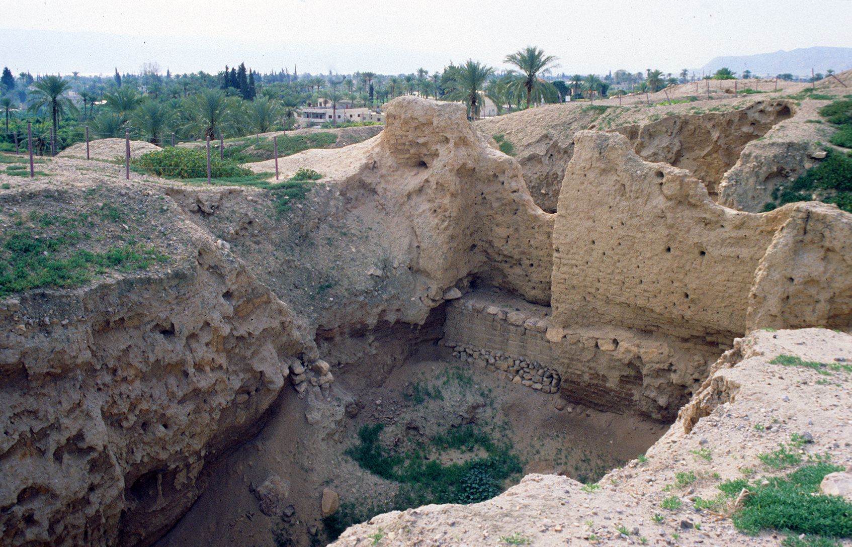 Ausgegrabene Mauerreste in Jericho. Ein Blick in die ferne Vergangenheit.