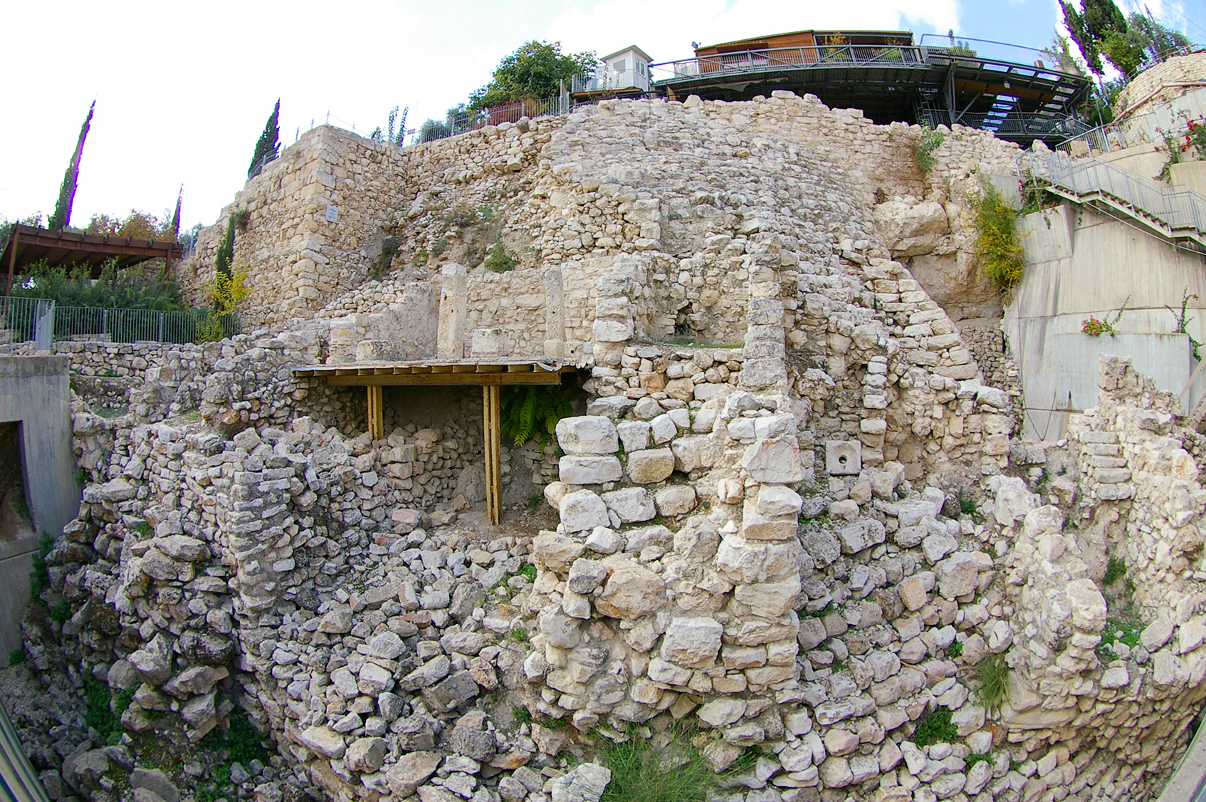 Diese massive Stützstruktur (»Stepped Stone Structure«) in der Davidstadt wird normalerweise auf die Zeit vor der Eroberung Jerusalems durch David datiert. Nach der »revidierten Chronologie« könnte sie aber auch während der Herrschaft von König David selbst errichtet worden sein.