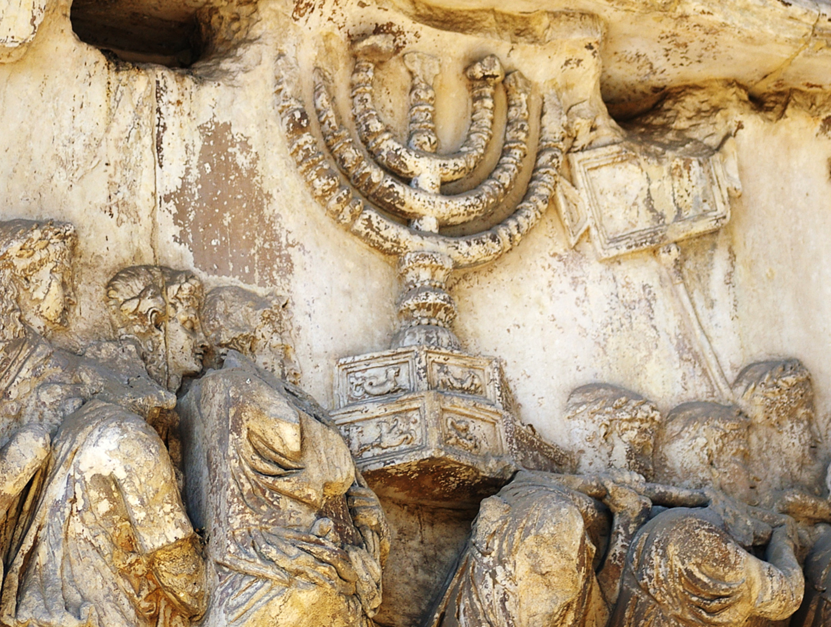 Der siebenarmige Leuchter aus dem zerstörten Tempel als Kriegsbeute: dargestellt auf der Innenseite des Titusbogens in Rom.