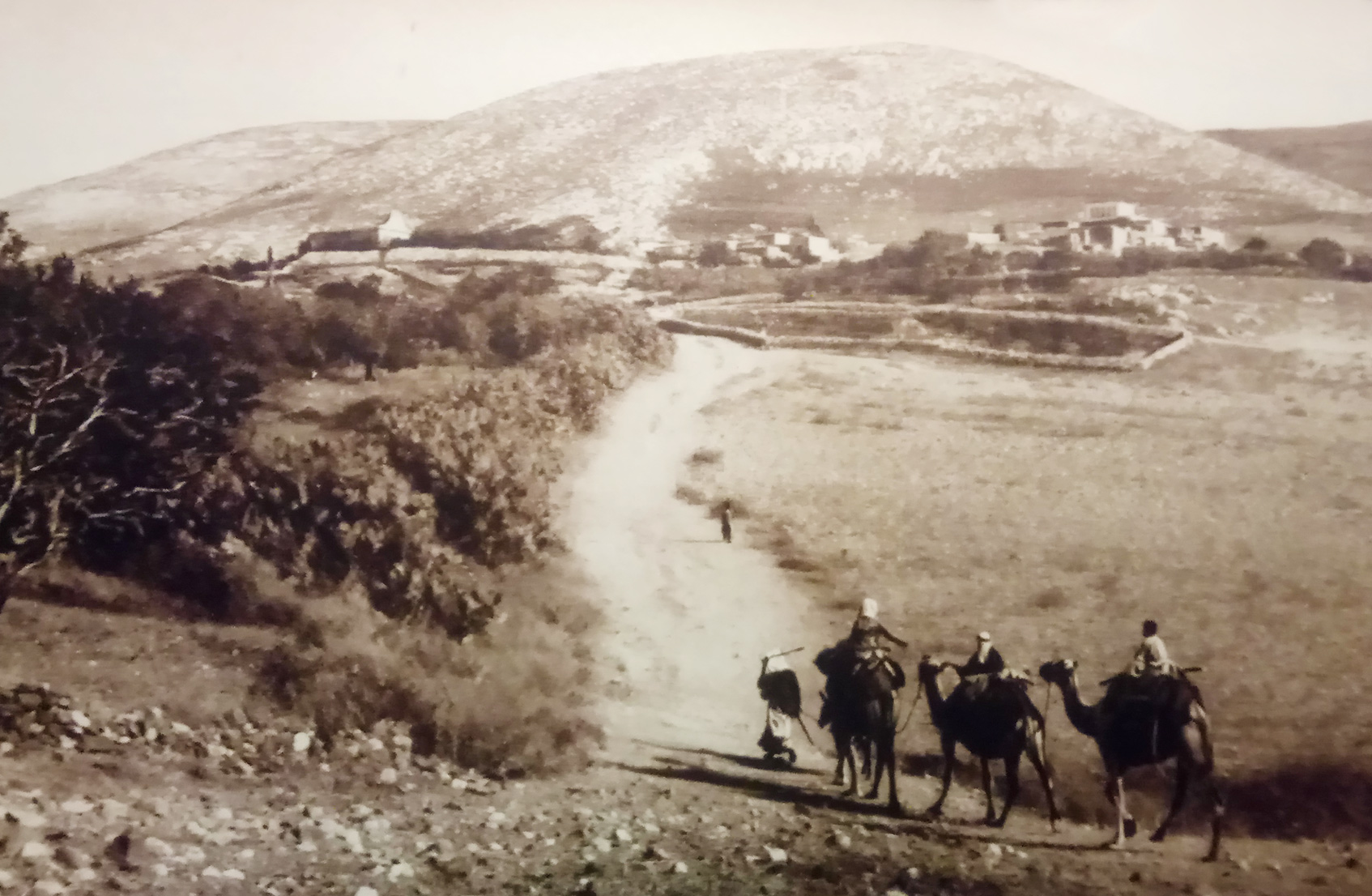 Im Hintergrund die im Neuen Testament erwähnte Kleinstadt Nain, in der Nähe des Sees Genezaret. Aufgenommen vor 1933.