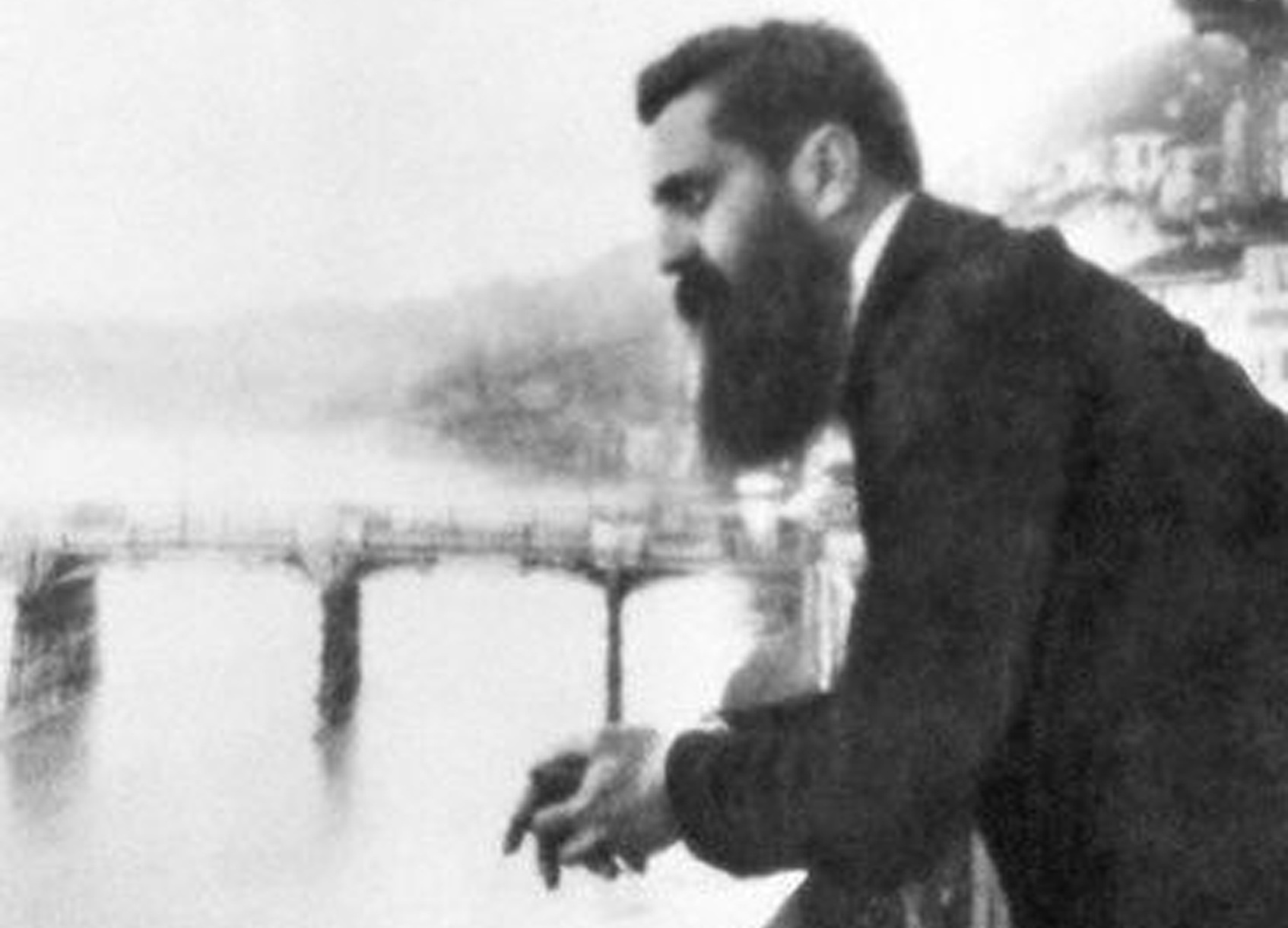 Theodor Herzl auf einem Balkon im schweizerischen Basel.