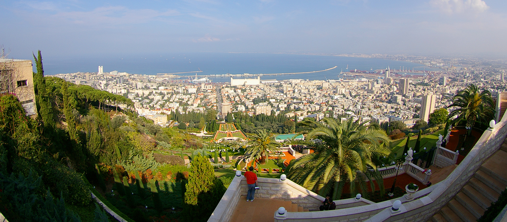 Haifa, Aussicht auf den Hafen mit der prächtigen Gartenanlage des Bahai-Weltzentrums im Vordergrund.