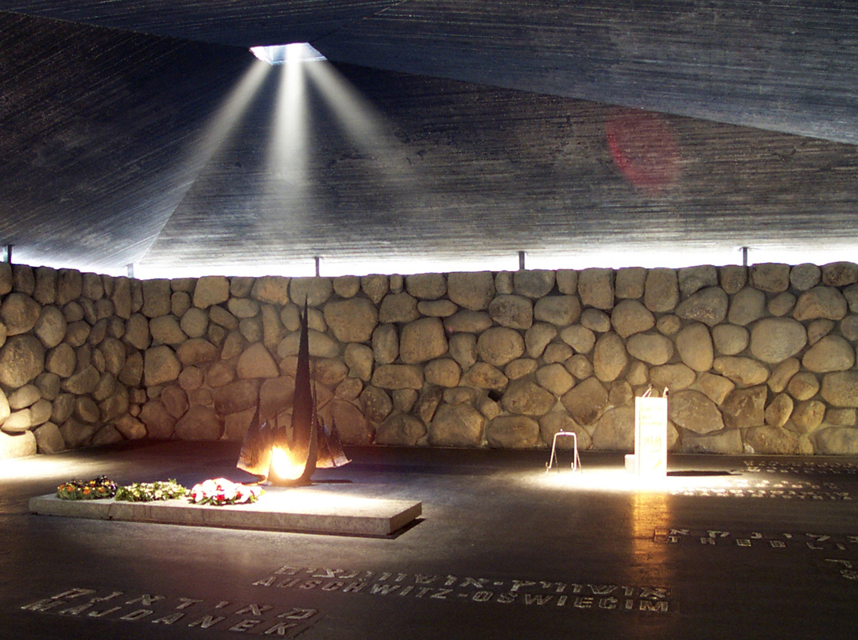 Die »Halle der Erinnerung« mit der Gedenkflamme für die Opfer des Holocaust und den Namen der 22 größten Konzentrationslager.