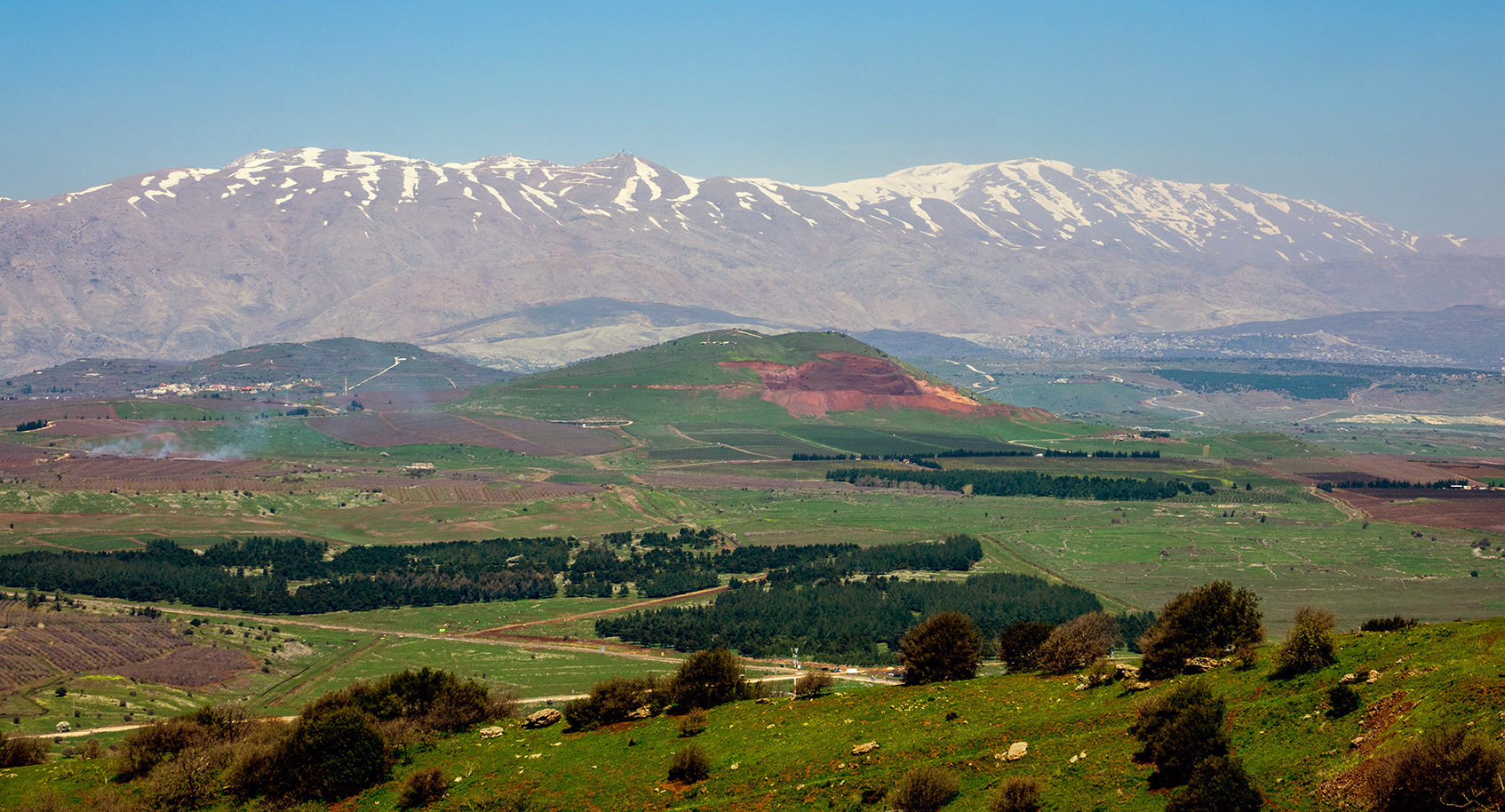 Der Berg Hermon ist die höchste Erhebung in Israel.
					Eine sichere Versorgung Israels mit Trinkwasser ist, wie bereits erwähnt, zu einem großen Teil abhängig von der Herrschaft über den Golan. Aber auch aus militärstrategischer Sicht ist der Golan unverzichtbar: Viele Israelis sind der Ansicht, dass ein israelischer Golan den Frieden sichert und berufen sich auf die über 40 Jahre, in denen der Golan von Israel besetzt wird. Seit dem Sechstagekrieg 1967 ist die Grenze mit Syrien die ruhigste Grenze Israels.
				