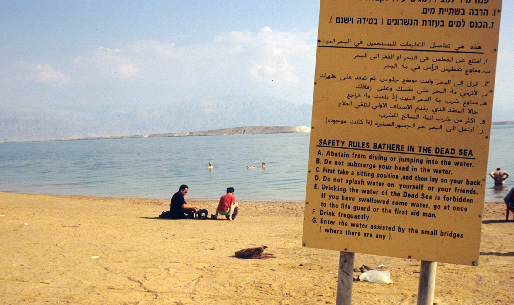 Zahlreiche Hinweise warnen vor den Gefahren des Toten Meeres: Man sollte das extrem salzige Wasser auf keinen Fall in den Mund oder in die Augen bekommen.