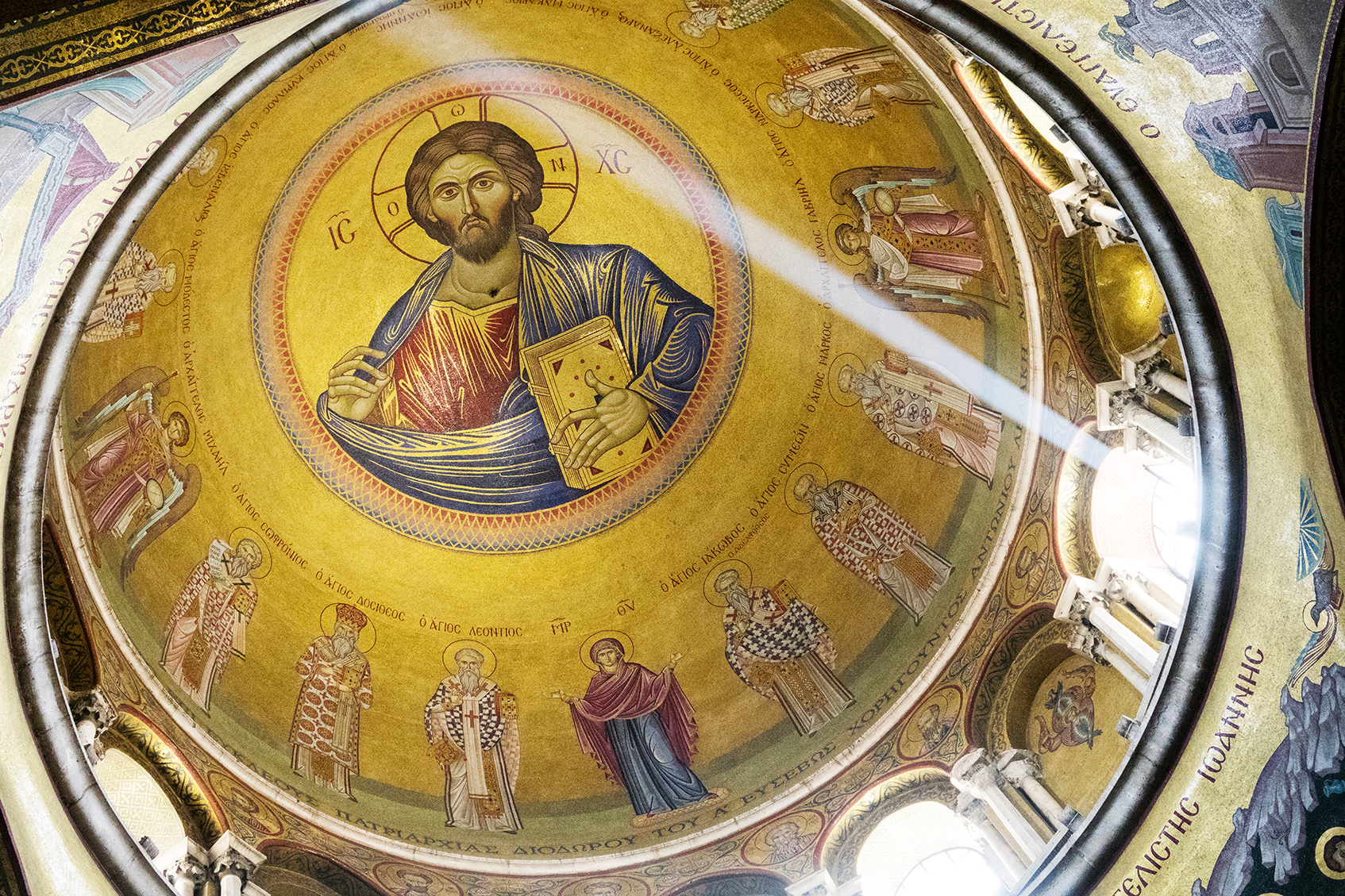 Ein Lichtstrahl zeigt auf Jesus Christus: eine der Kuppeln der Grabeskirche.