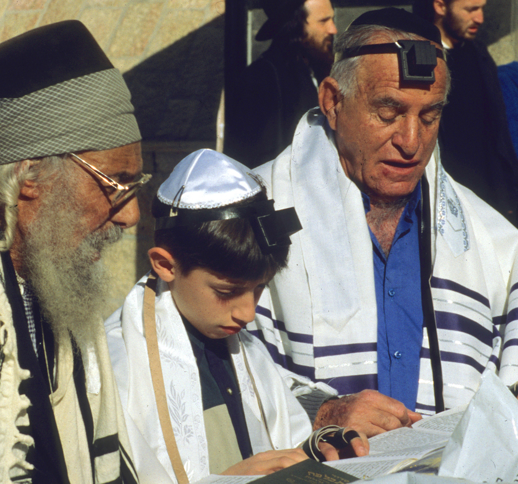 Ein wichtiger Tag im Leben eines Juden: Bei seiner Bar Mizwa wird der dreizehnjährige Junge in die jüdische Glaubensgemeinschaft eingeführt.