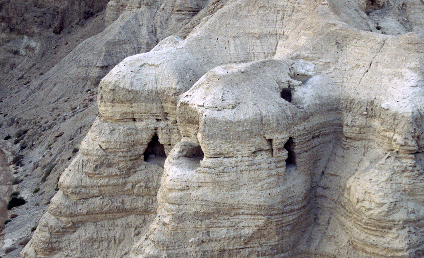 In den Höhlen von Qumran entdeckte 1947 ein Hirtenjunge Tonkrüge mit uralten Schriftrollen.